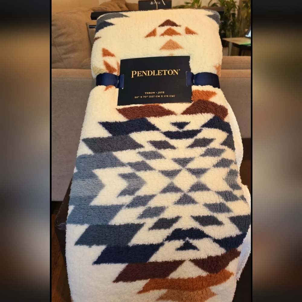 NWT Pendleton Peak Canyon Multicolor Sherpa Throw Fleece Blanket Southwe…